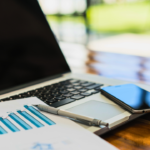 Agro contador conciliando extrato bancário e lançamentos do produtor rural