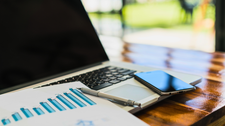 Agro contador conciliando extrato bancário e lançamentos do produtor rural