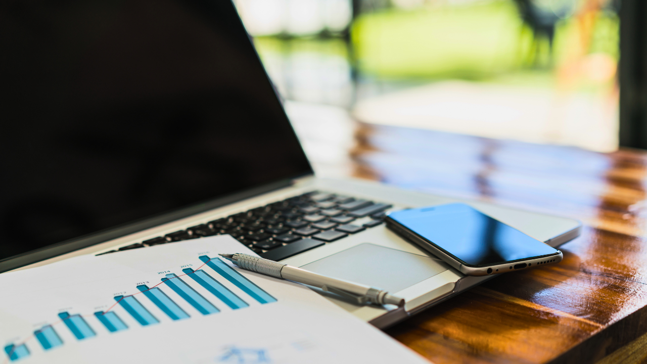 Agro contador conciliando extrato bancário e lançamentos do produtor rural